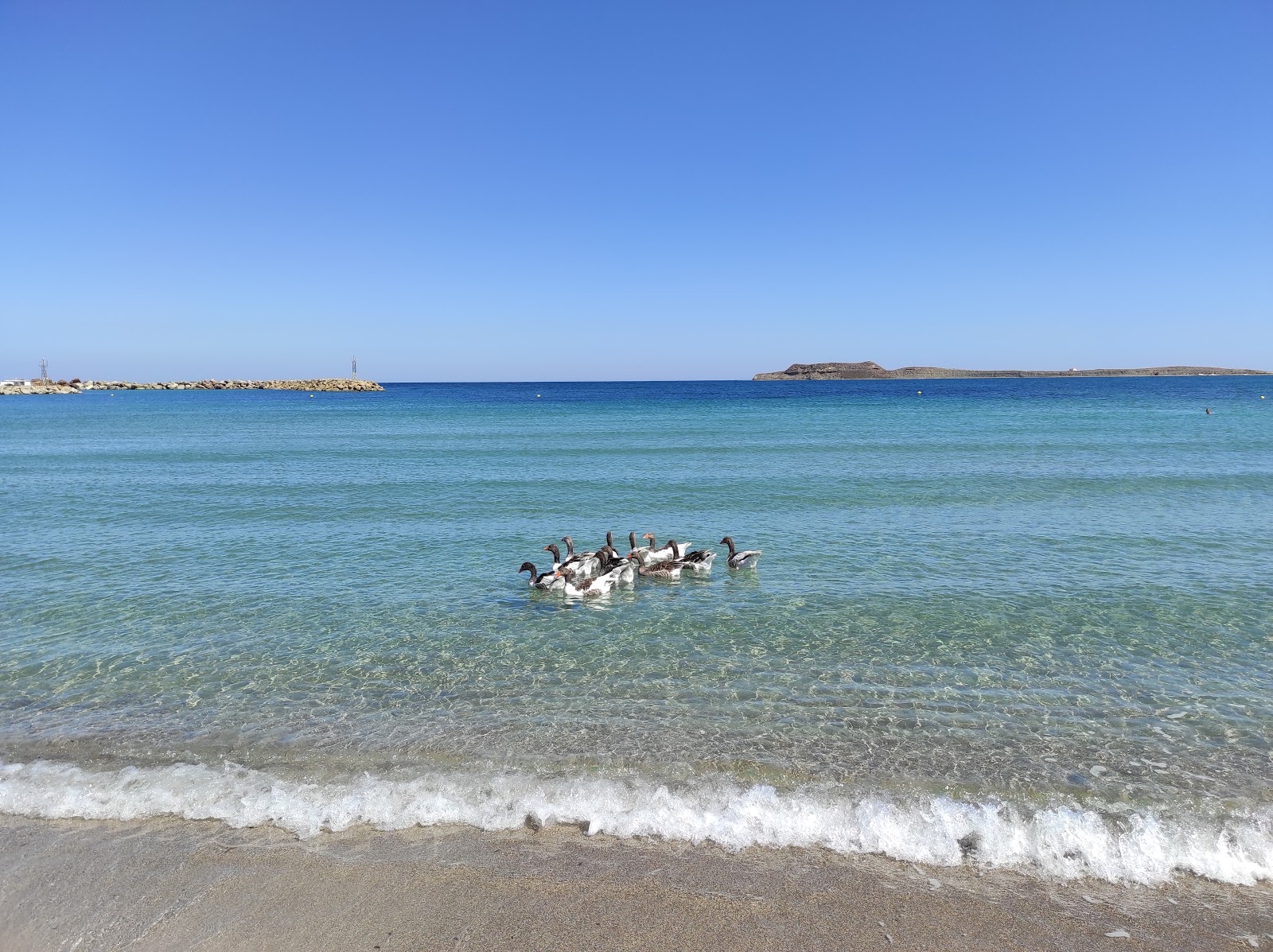 Foto van Plaka Beach met hoog niveau van netheid