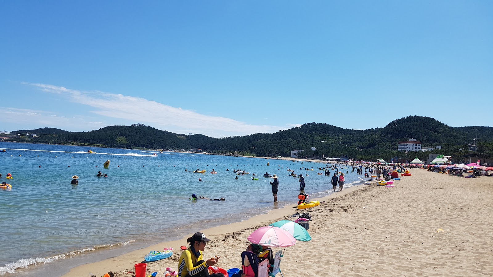 Fotografie cu Jinha Beach - locul popular printre cunoscătorii de relaxare