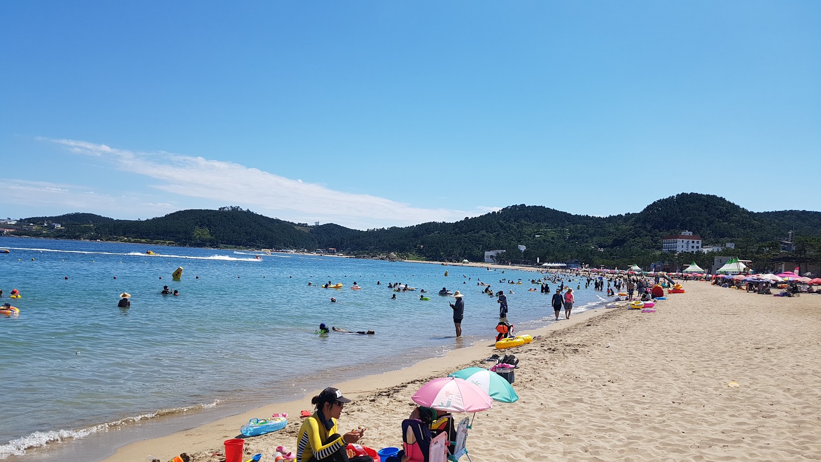 Fotografija Jinha Beach in naselje