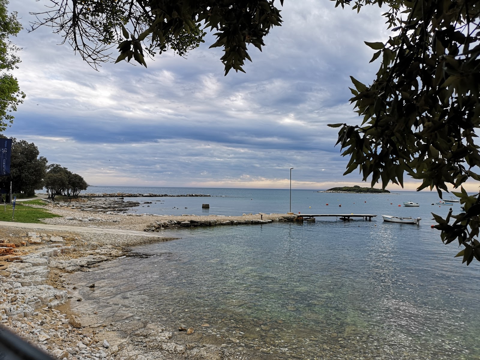 Fotografie cu Mon Perin beach - recomandat pentru călătorii în familie cu copii