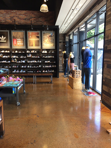 Clothing Store «Tillys», reviews and photos, 343 N Alafaya Trail, Orlando, FL 32828, USA