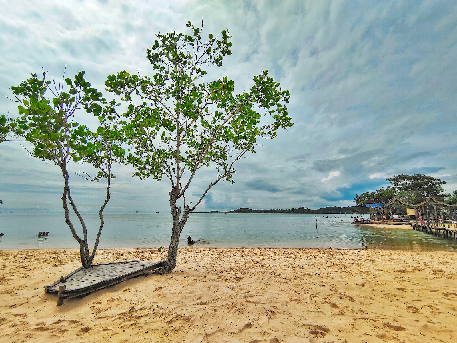 Photo de Setokok Beach avec plage spacieuse