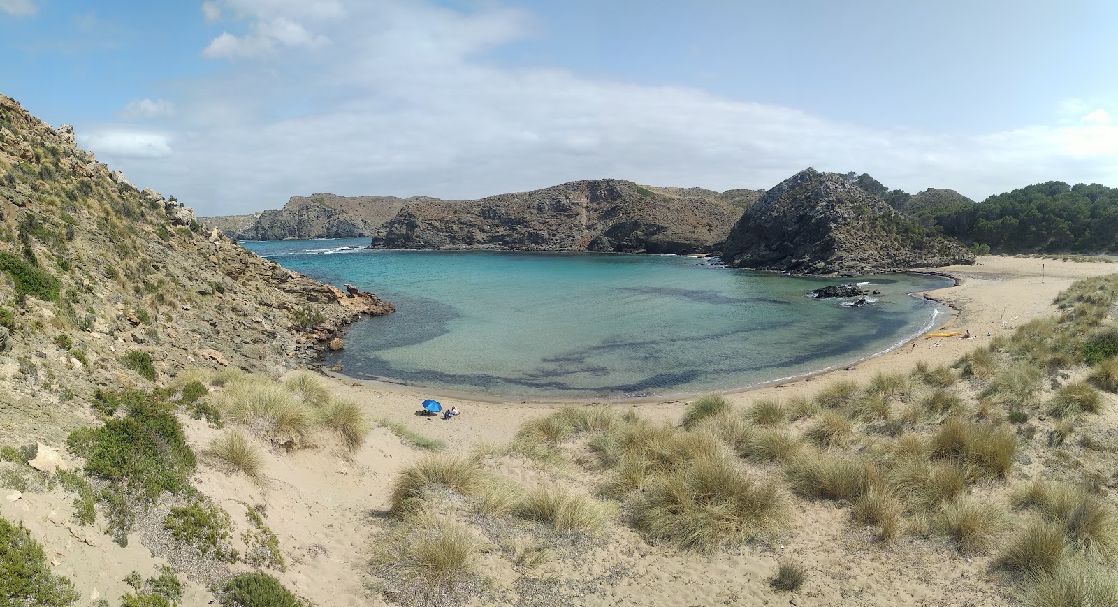 Foto van Savinar de Mongofra met turquoise puur water oppervlakte