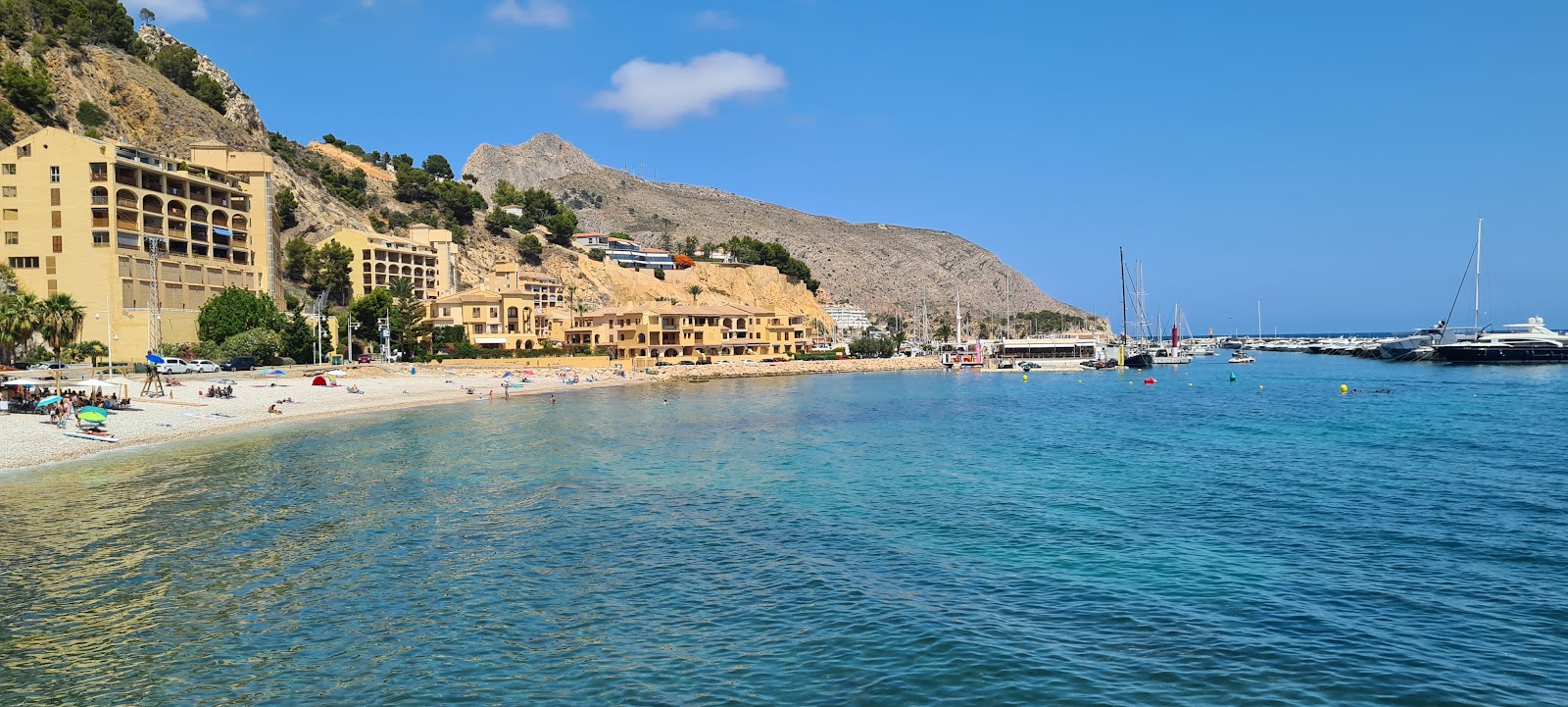 Foto di Playa Mascarat. Altea con una superficie del ciottoli beige