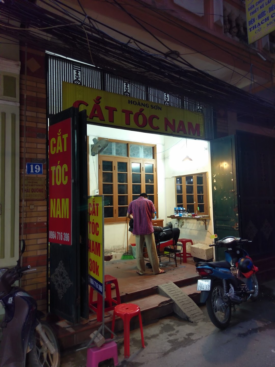 Tiệm Cắt Tóc Hoàng Sơn