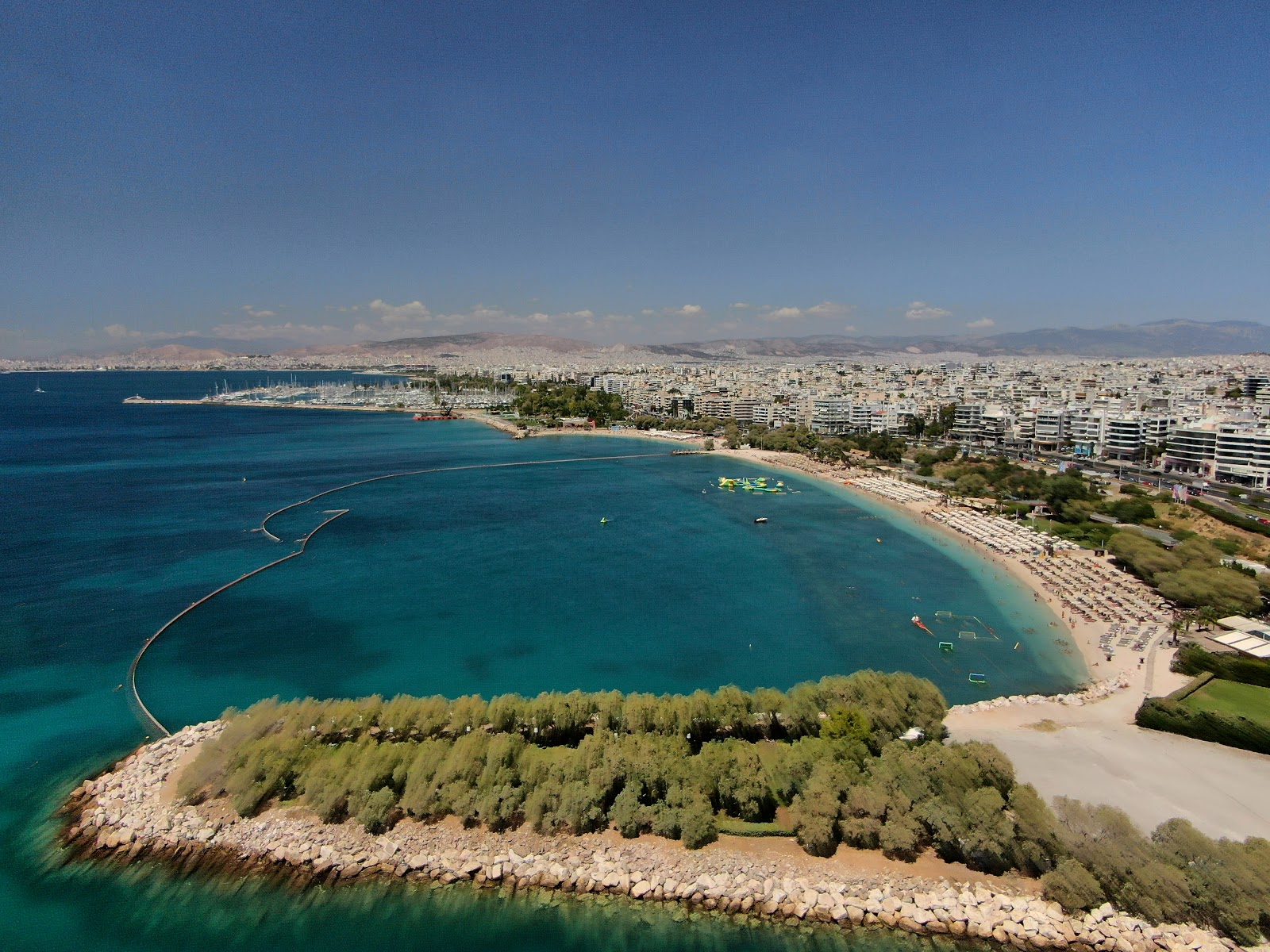 Φωτογραφία του Akti Iliou με πράσινο νερό επιφάνεια