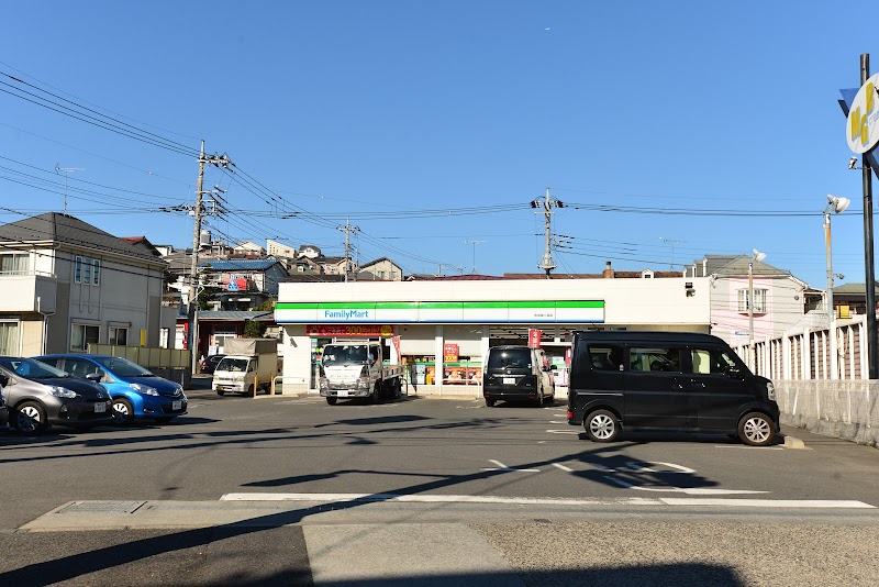 ファミリーマート 町田高ケ坂店 駐車場