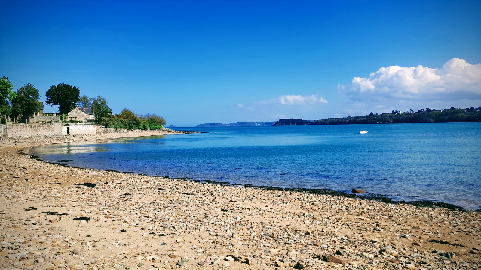 Foto von Plage de Kerroc'h mit grauer sand & felsen Oberfläche