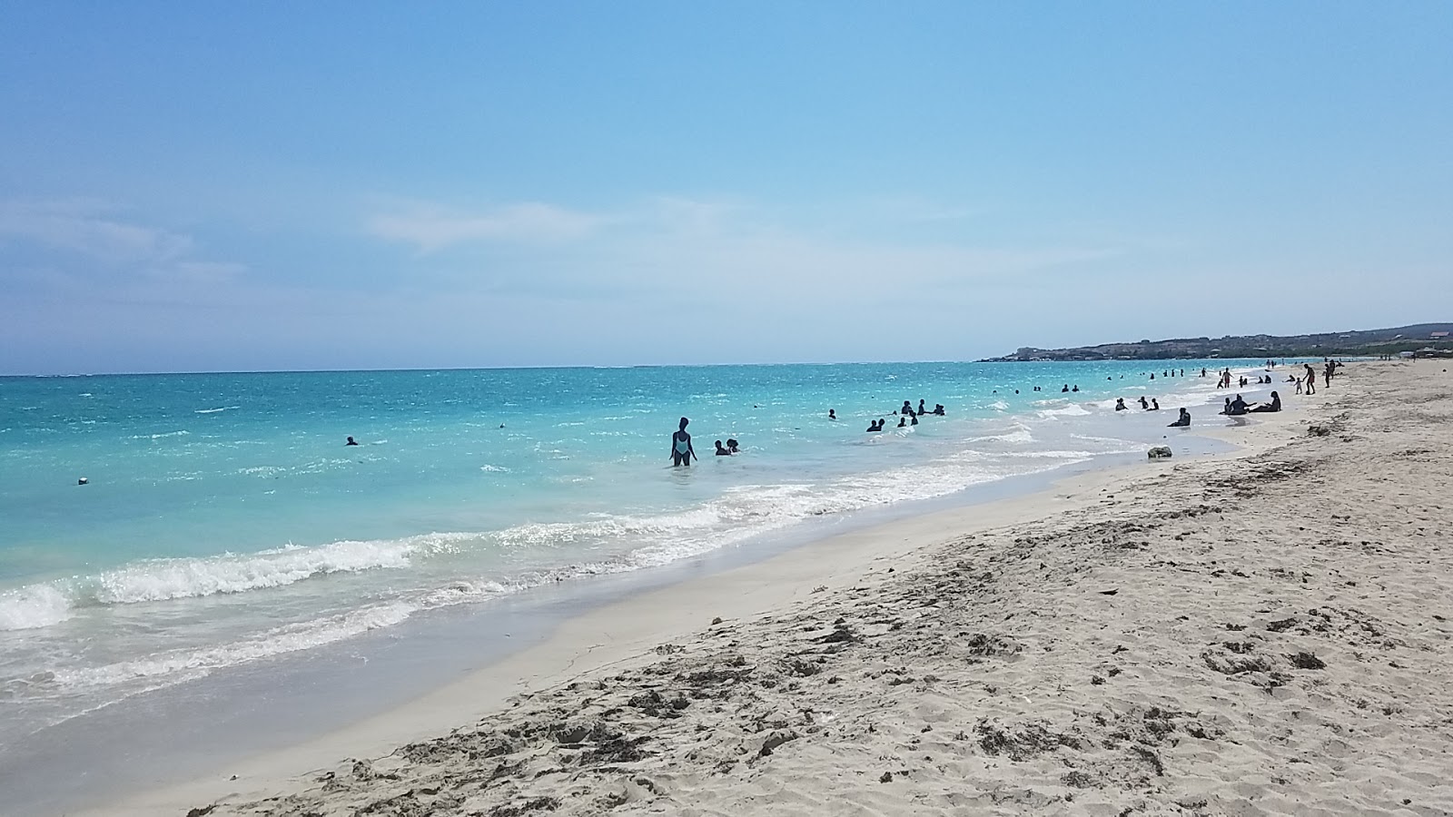 Foto di Fort Clarence Beach con una superficie del sabbia beige fine