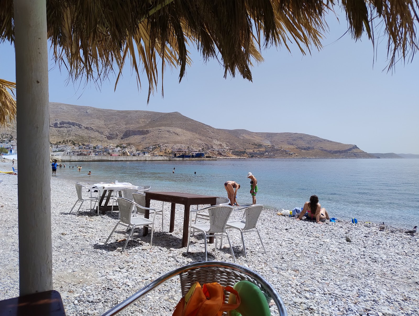 Foto de Kalymnos Beach com uma linha costeira reta