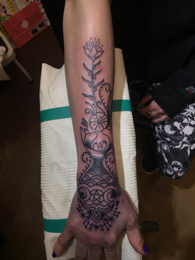 Tattoo Shop «Coastline Tattoo Studio - Provincetown», reviews and photos, 290A Commercial St, Provincetown, MA 02657, USA