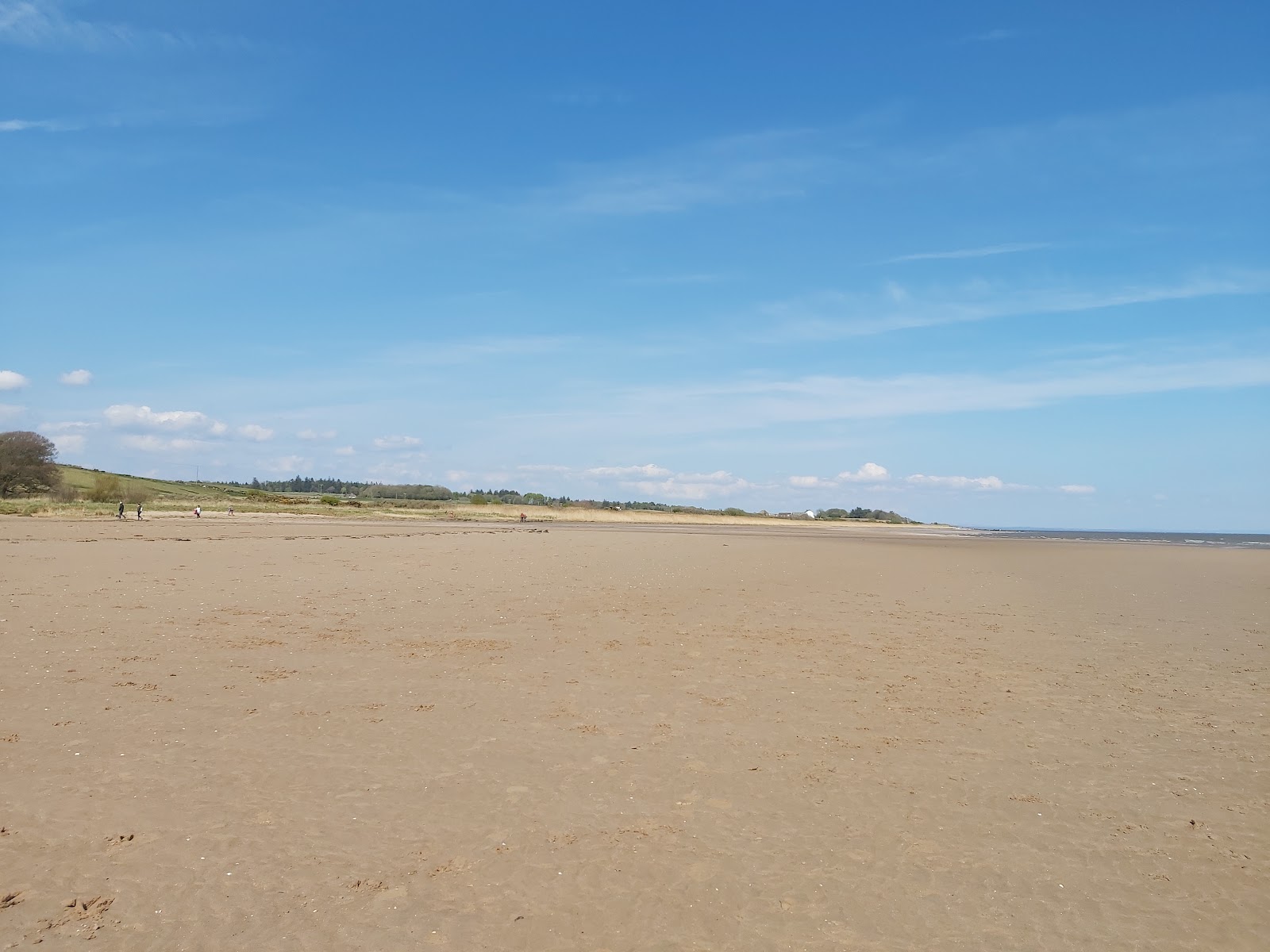 Foto av Powillimount Beach med beige sand och stenar yta