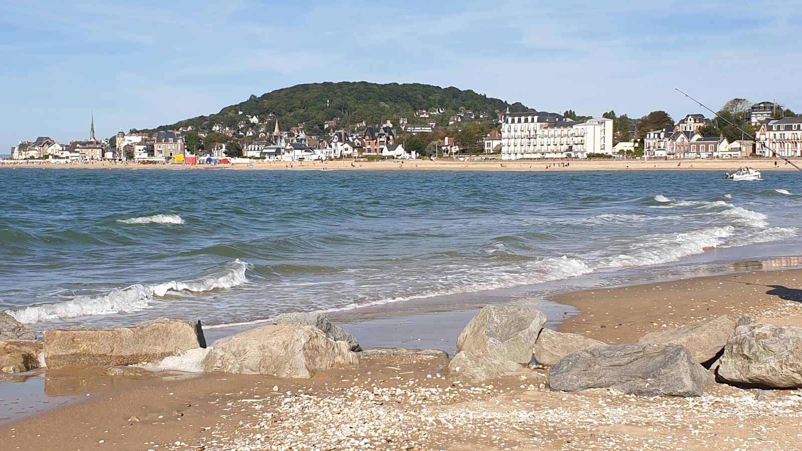 Foto von Houlgate Strand mit beiger sand Oberfläche