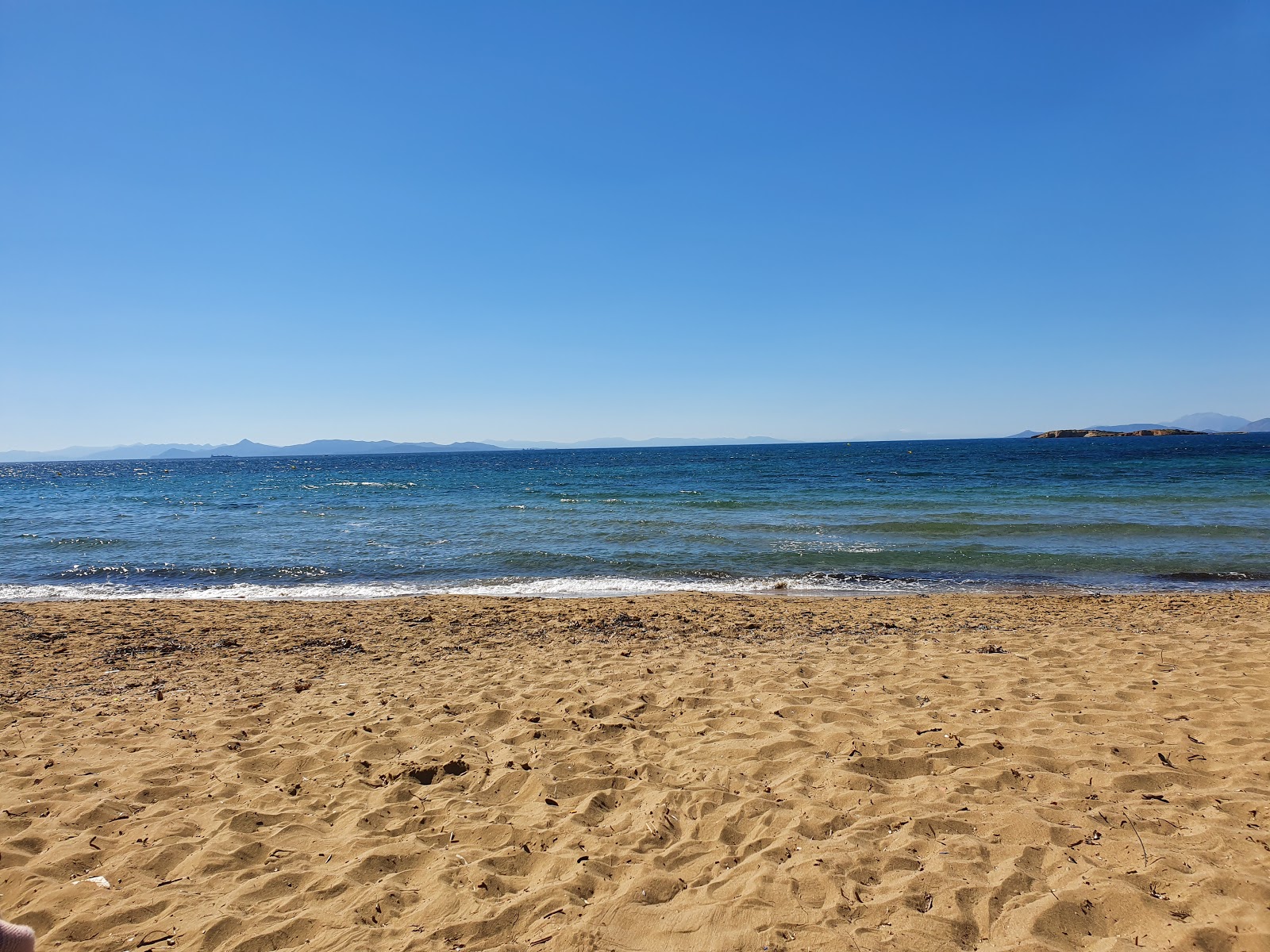 Fotografie cu Mikro Kavouri beach - locul popular printre cunoscătorii de relaxare