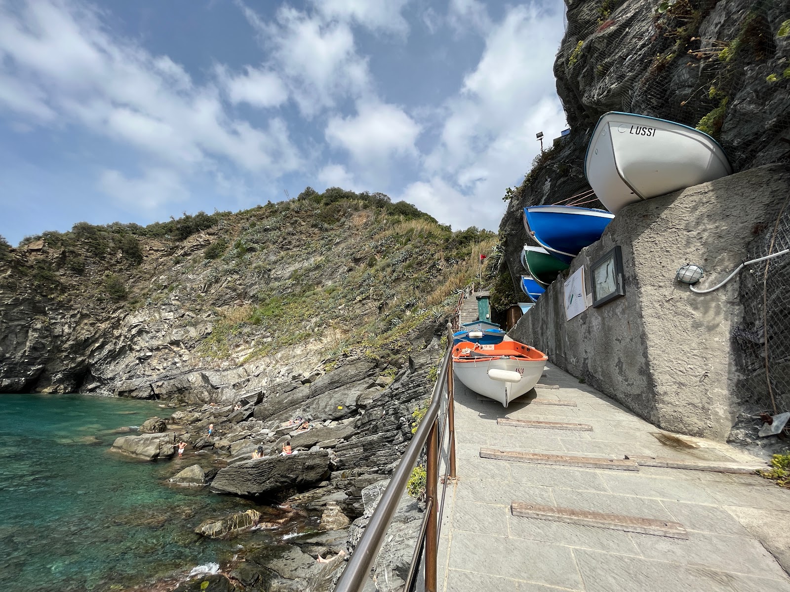 Φωτογραφία του Marina di Corniglia περιτριγυρισμένο από βουνά