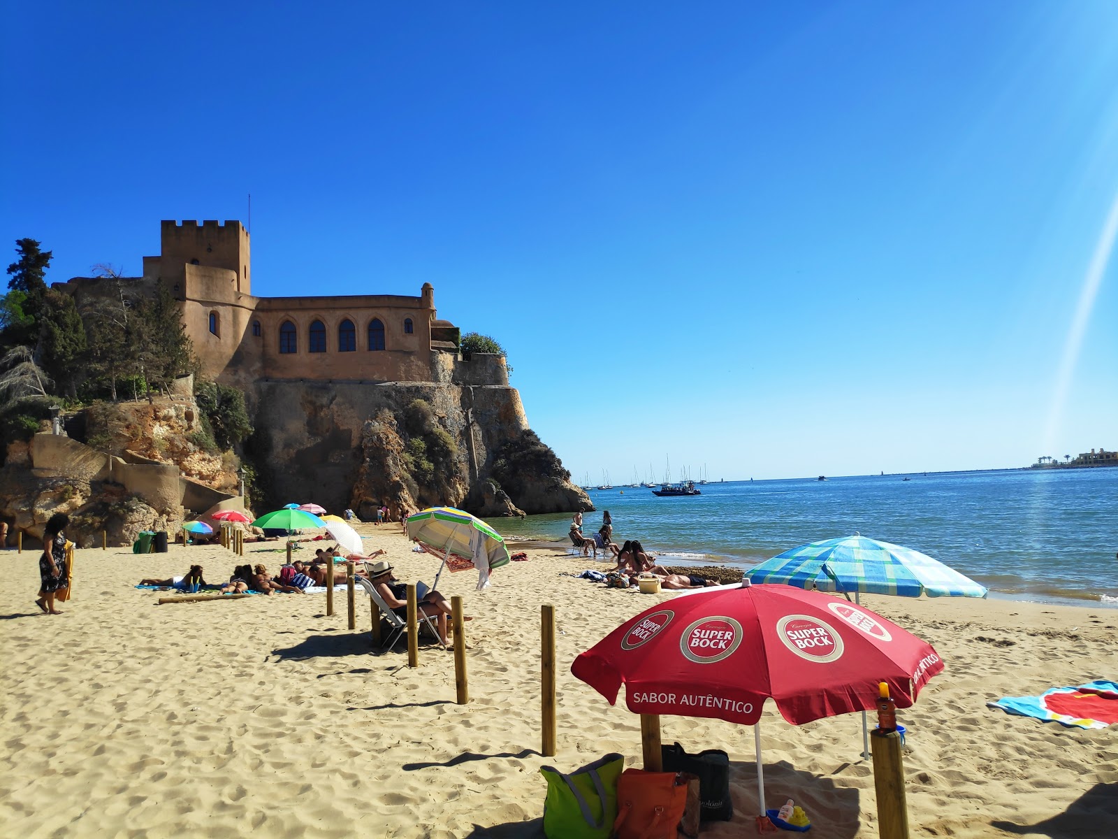 Foto van Praia da Angrinha met fijn bruin zand oppervlakte