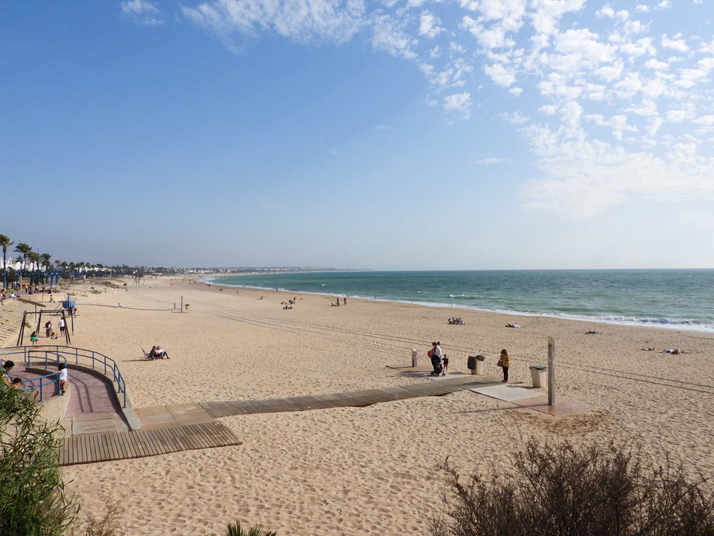 Zdjęcie playa de la barrosa z powierzchnią niebieska czysta woda
