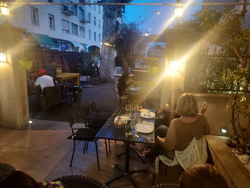 Restaurant Le St Pierre Arles Arles