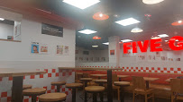 Atmosphère du Restaurant de hamburgers Five Guys Paris Blanche - n°5