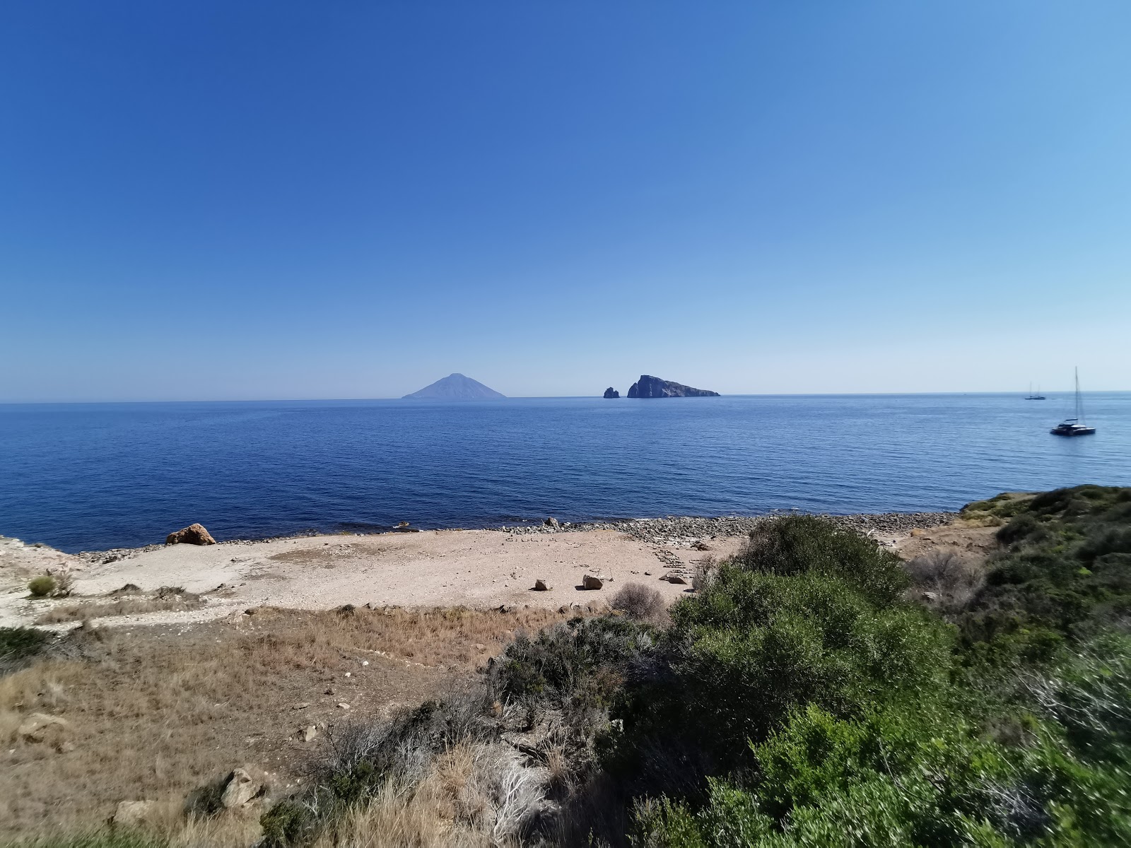 Spiaggia della Calcara'in fotoğrafı mavi saf su yüzey ile