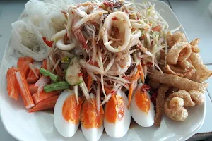 ร้านส้มตําถาด หน้าป้อมป่างิ้ว image