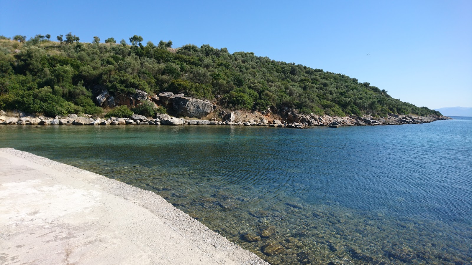 Foto di Ag. Georgios tiny beach con una superficie del acqua verde-blu