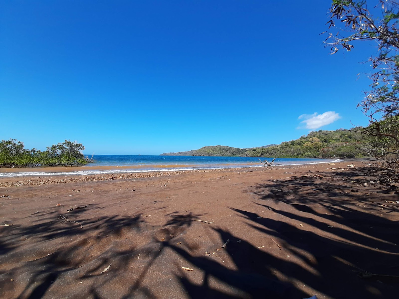 Foto af Iloni Beach med brunt sand overflade