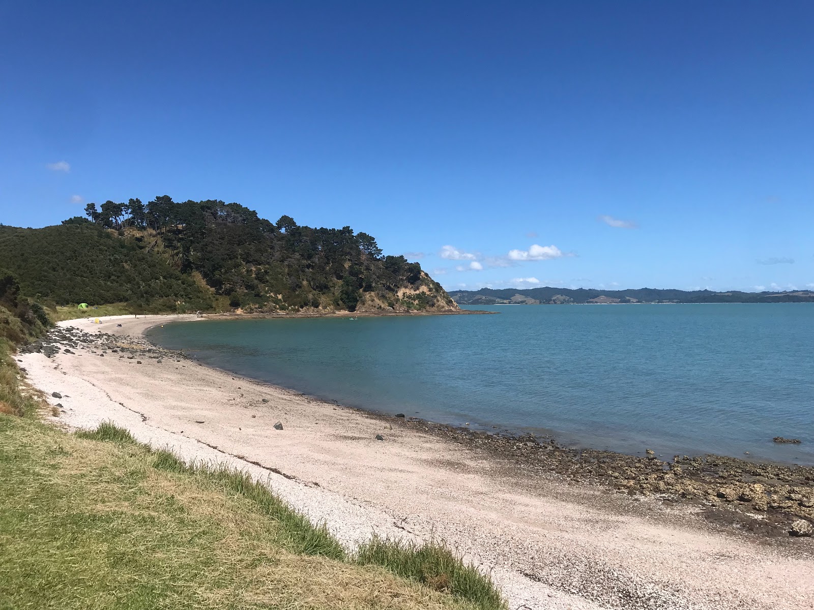 Foto de Mataitai Bay con pequeños guijarros beige superficie