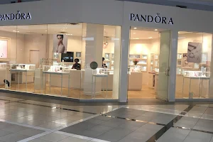 Pandora Quaker Bridge Mall image