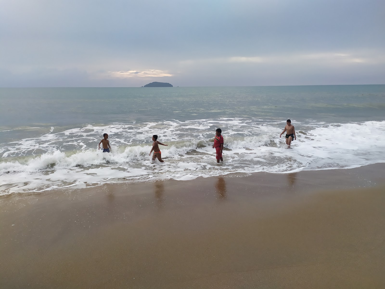 Foto di Hat Ao Khoei Beach con una superficie del acqua turchese