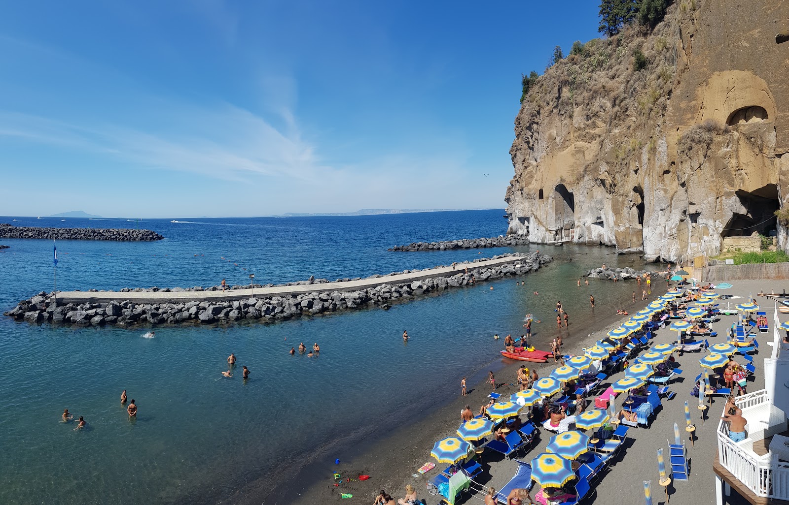 Zdjęcie Spiaggia di Meta III z powierzchnią piasek z kamykami