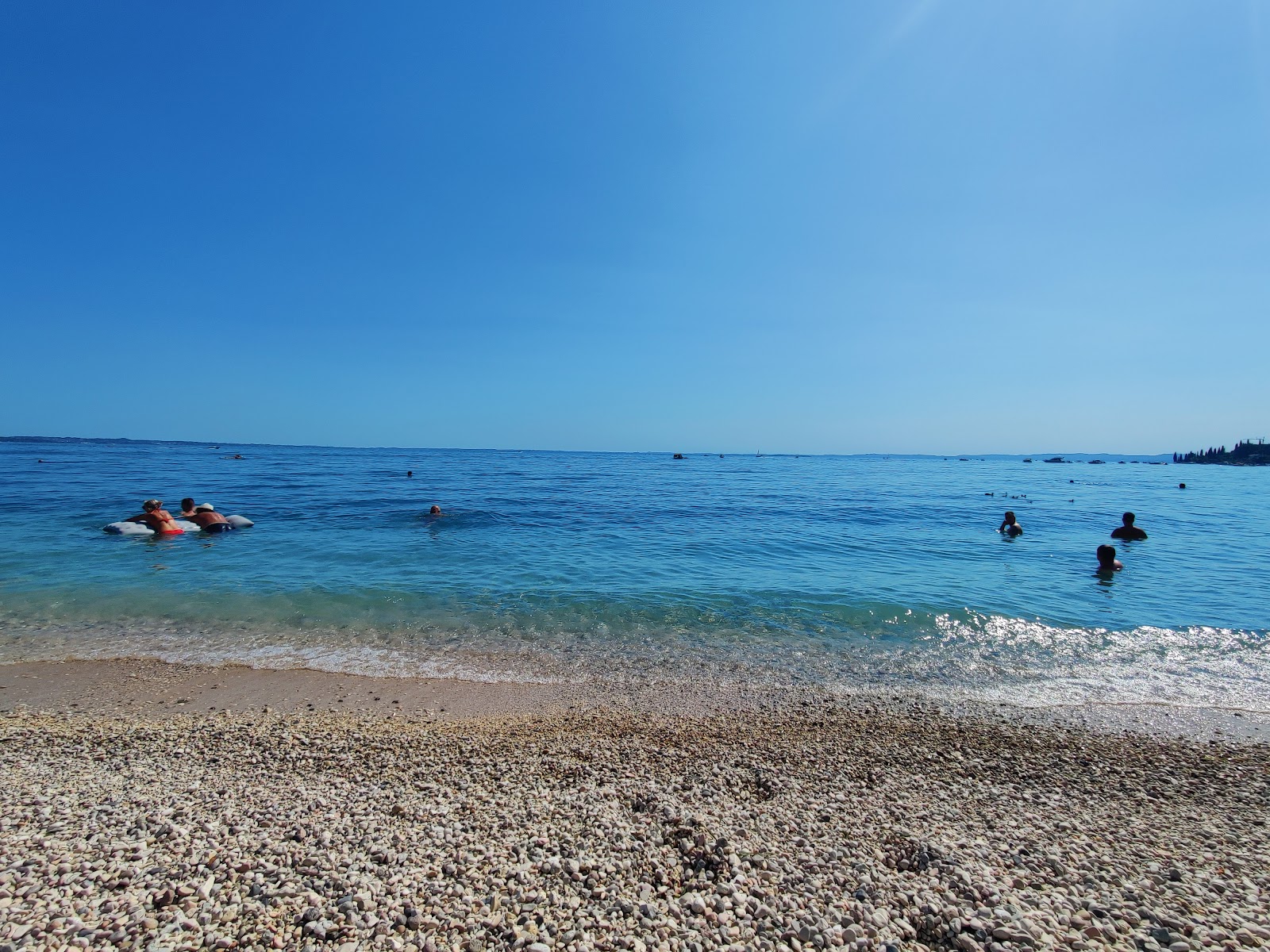 Foto av Spiaggia Corno di Garda omgiven av klippor