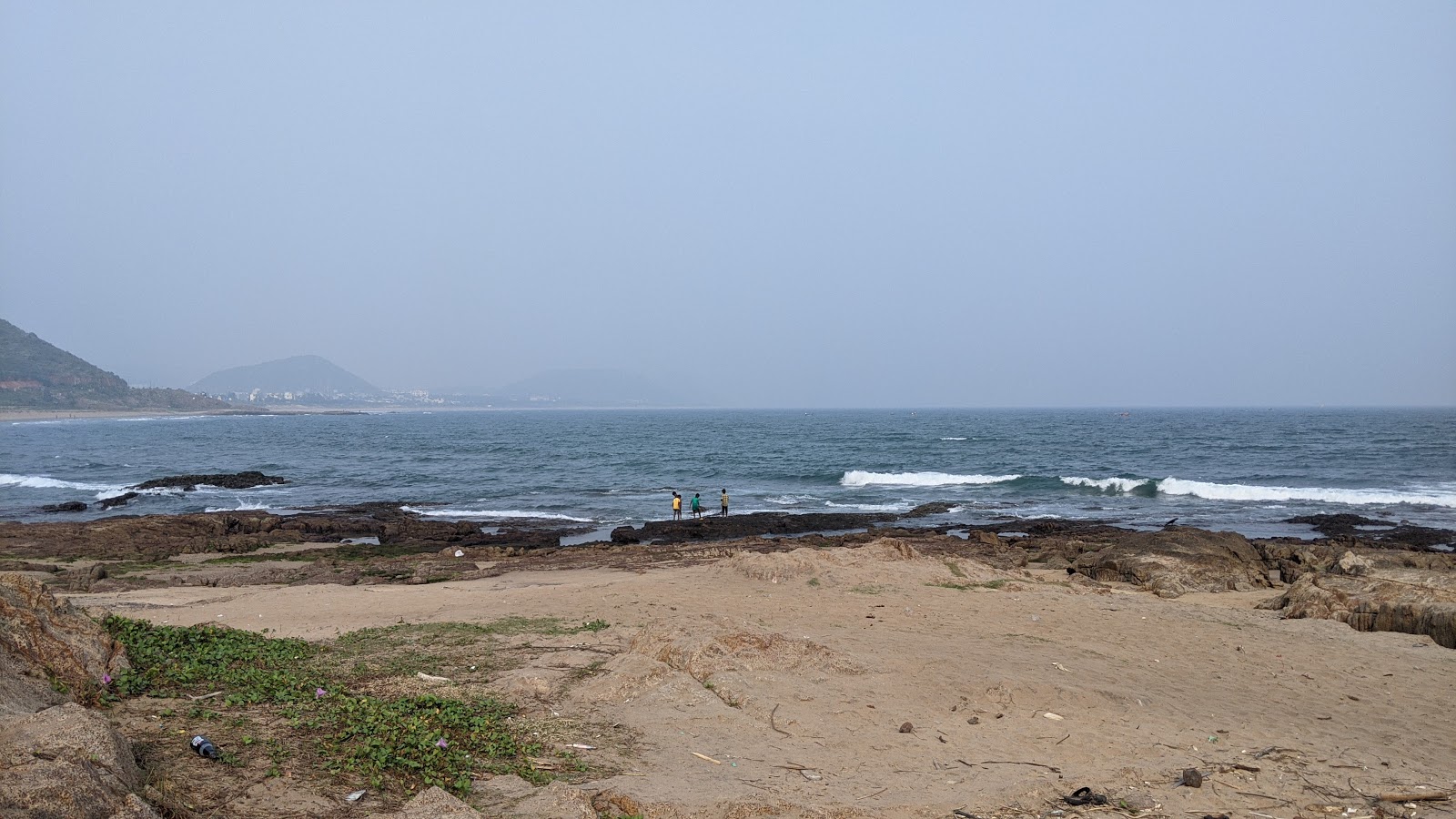 Tenneti Park Beach'in fotoğrafı dağlarla çevrili