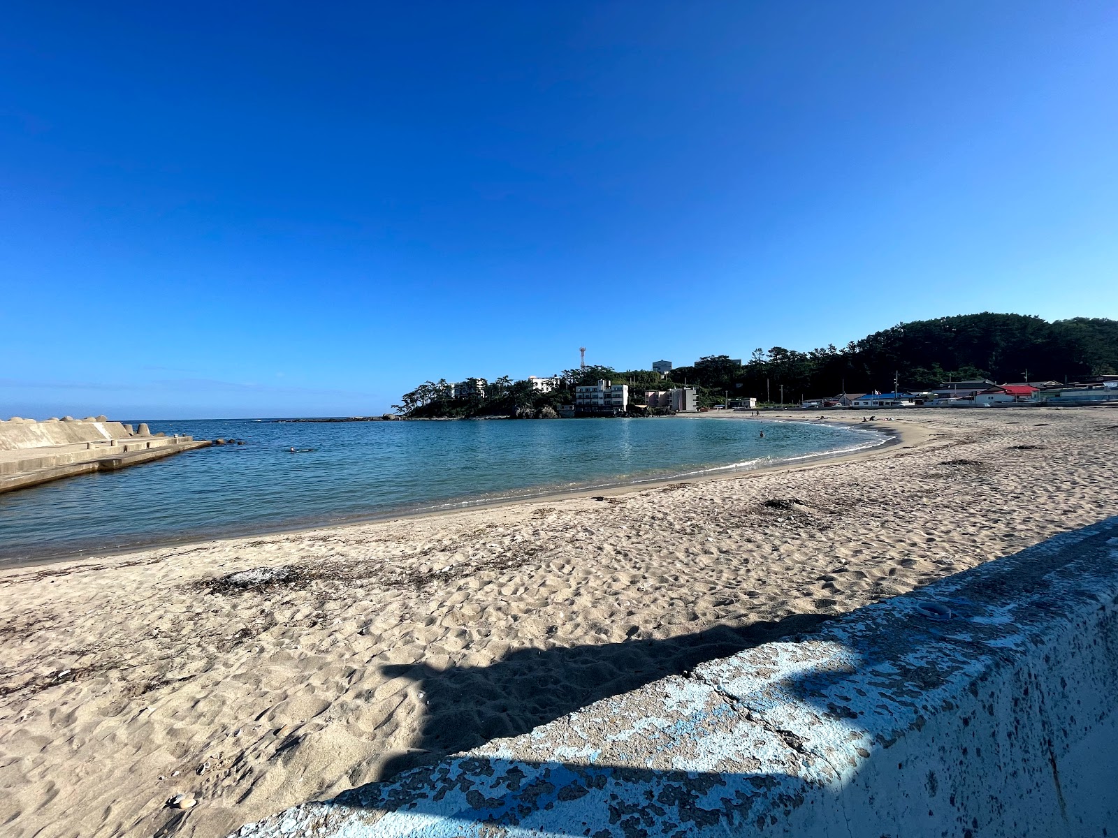 Foto von Hajeong Sandy Beach und die siedlung