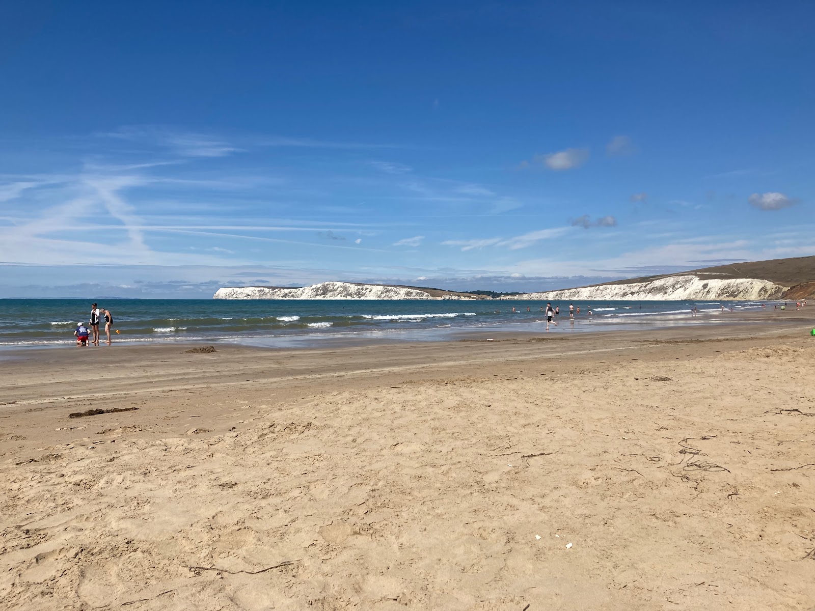 Fotografie cu Compton Beach înconjurat de munți