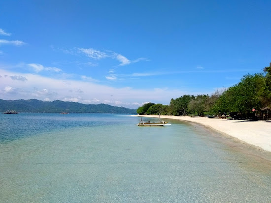 Gili Sudak Beach