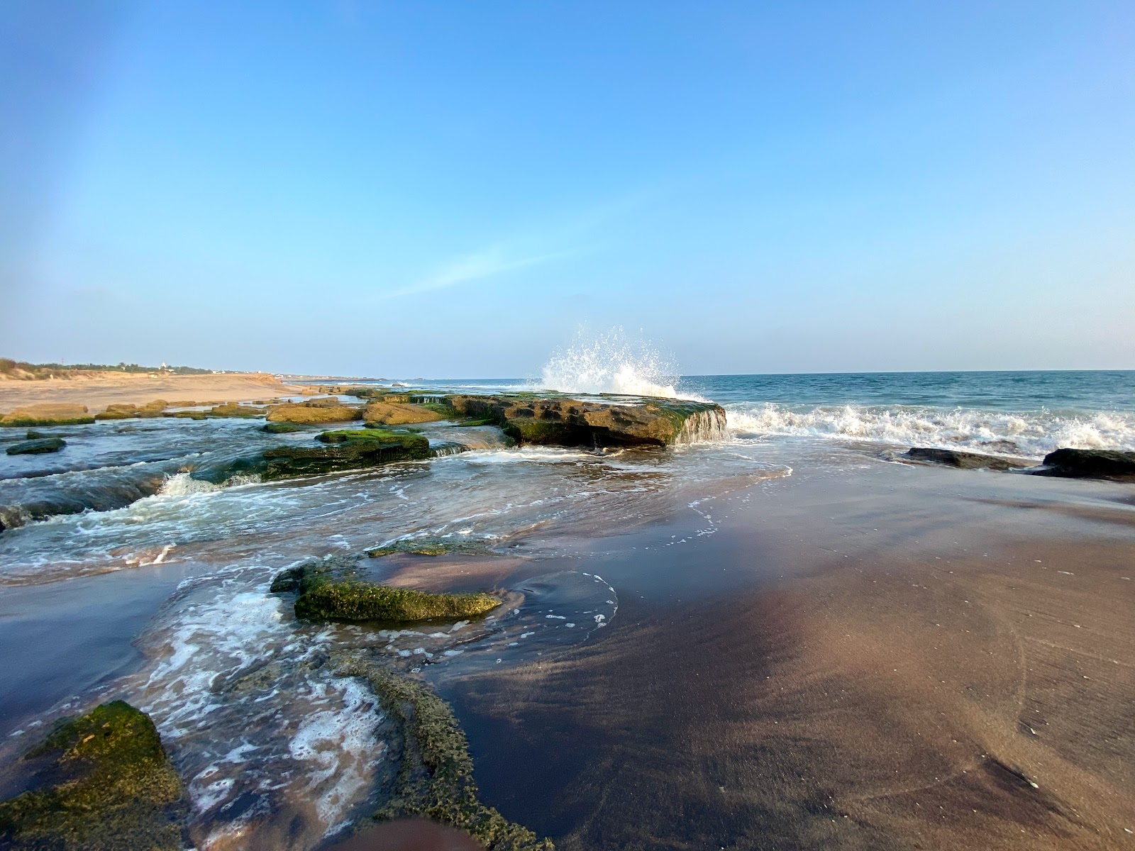 Foto de Kovalam Beach con agua cristalina superficie