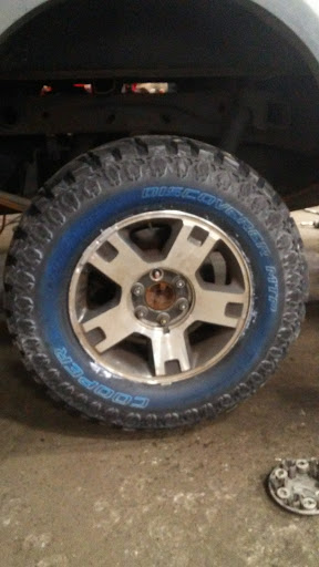 Tire Shop «Discount Tire Store - Oak Lawn, IL», reviews and photos, 6635 95th St, Oak Lawn, IL 60453, USA