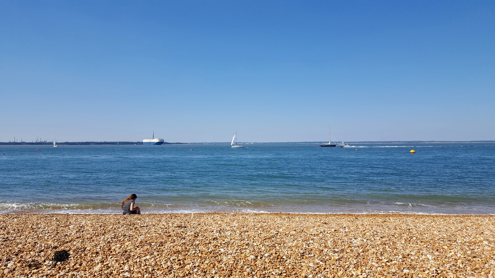 Photo de Cowes Beach avec l'eau cristalline de surface