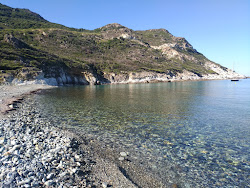 Photo de Giottani beach entouré de montagnes