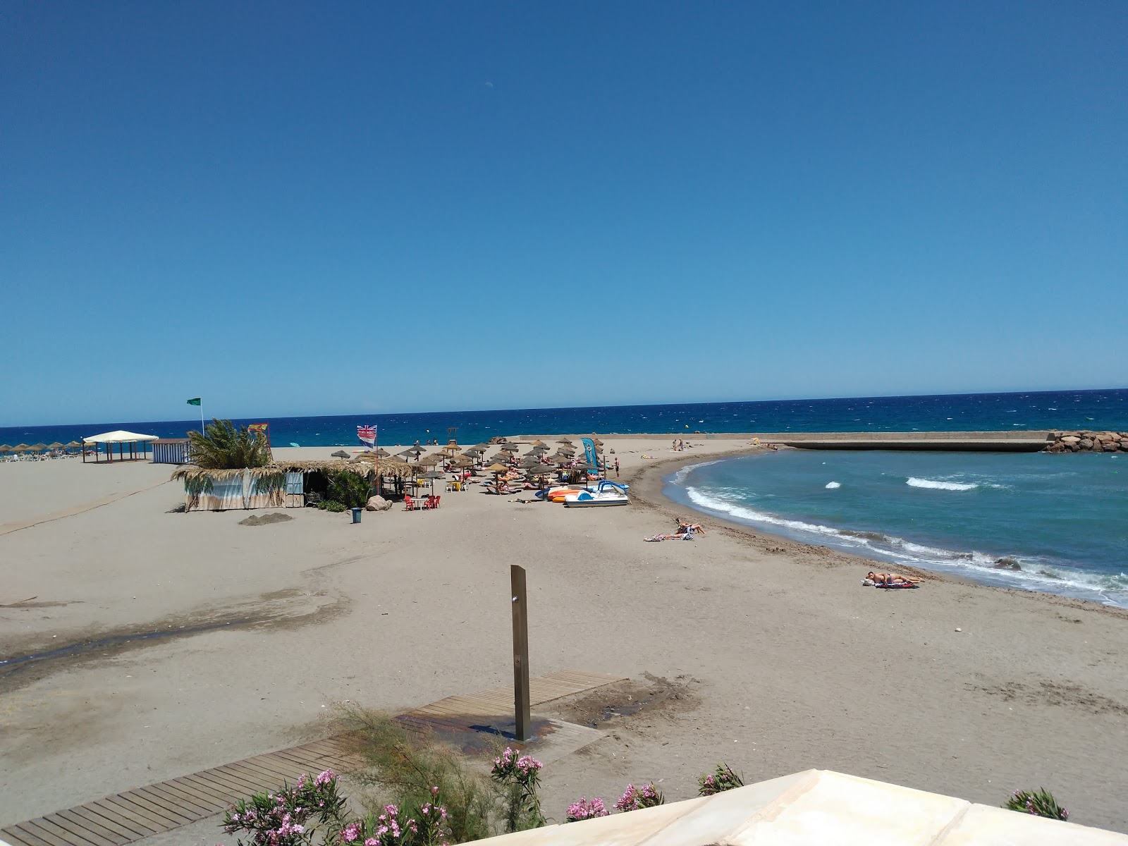 Playa Cueva del Lobo'in fotoğrafı kahverengi kum yüzey ile