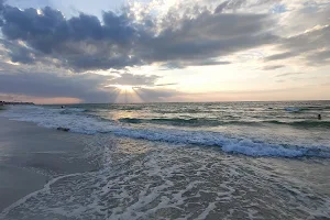 شاطئ الهانوفيل العام image