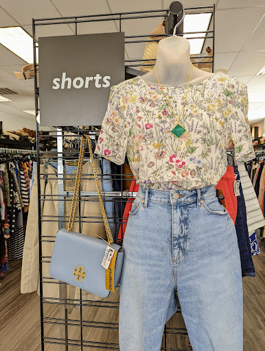 Used Clothing Store «Clothes Mentor», reviews and photos, 306 Oyster Point Rd, Newport News, VA 23602, USA