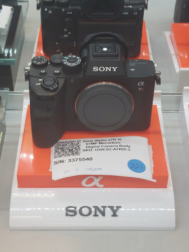 Camera Store «Roberts Camera», reviews and photos, 220 E St Clair St, Indianapolis, IN 46204, USA