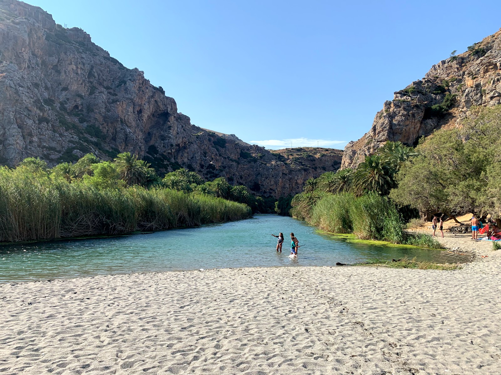 Foto di Spiaggia Preveli sorretto da scogliere