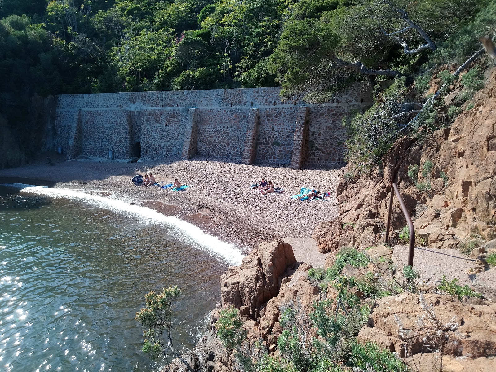 Foto di Calanque de Saint-Barthelemy circondato da montagne