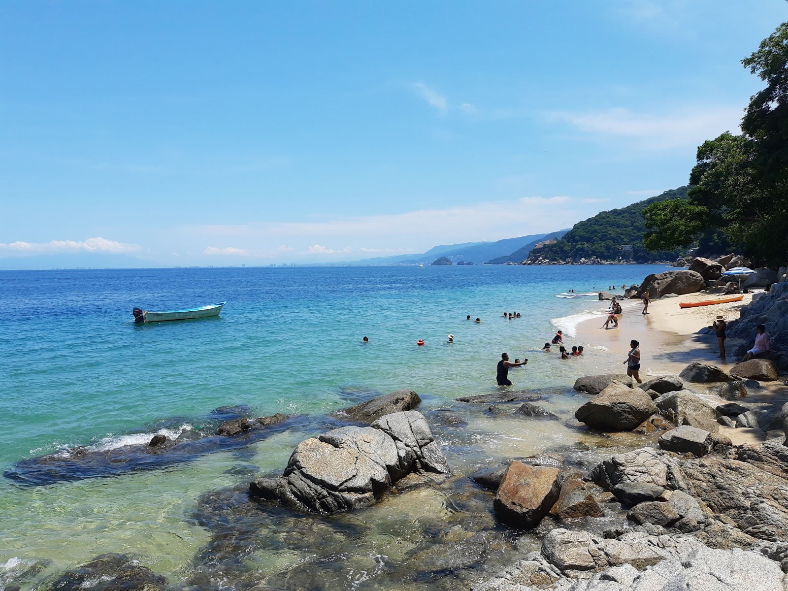 Madagascar beach的照片 带有碧绿色纯水表面