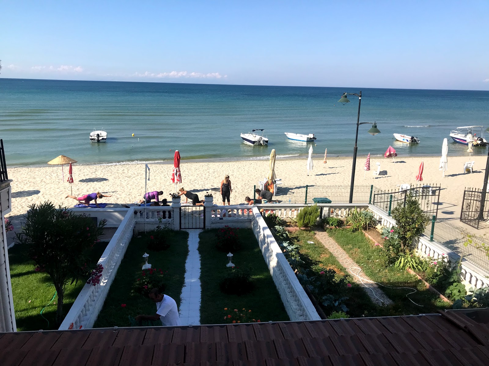 Foto de Ataturk Parki beach com linha costeira longa e reta