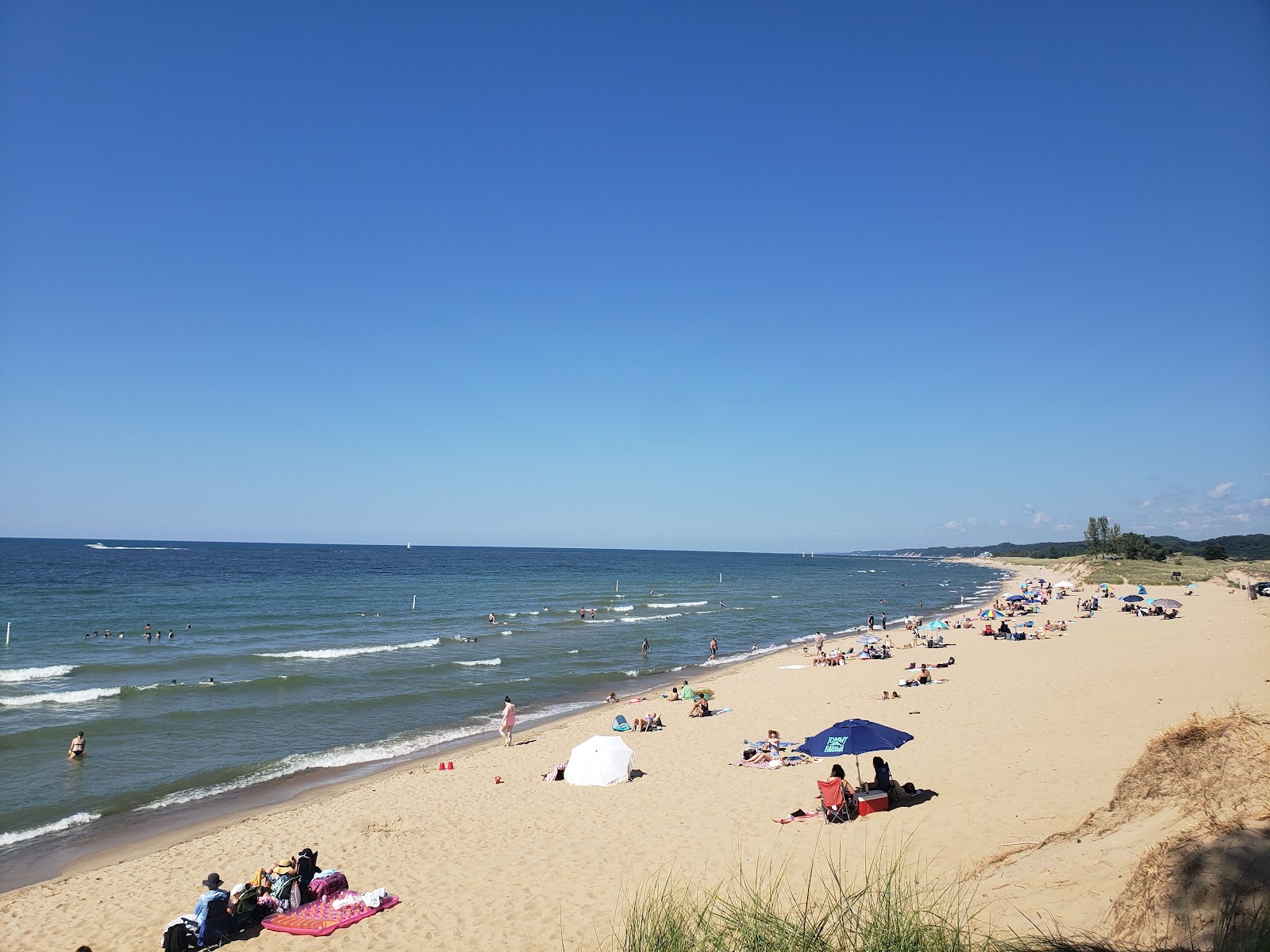 Fotografija Oval Beach z svetel fin pesek površino