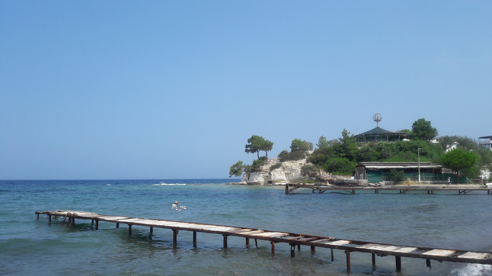 Fotografija Sotes Resort beach z svetel pesek in kamni površino